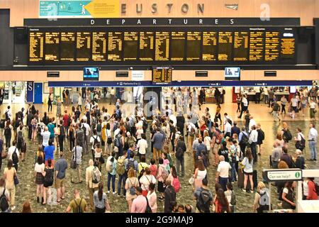 Vista da sopra guardando giù all interno della stazione dei treni di Euston concourse con passeggeri visualizzazione treno Partenze & Come raggiungerci London REGNO UNITO Foto Stock