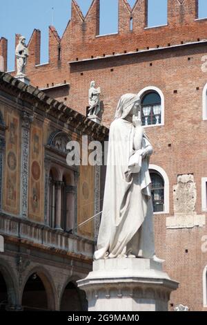 Primo piano ritratto di una statua in pietra di un uomo che pensa in una città toscana Foto Stock