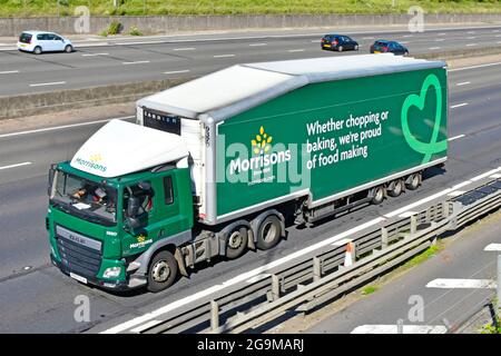 Vista laterale anteriore e superiore del Morrisons supermercato camion pubblicità grafica marchio marchio logo negozio consegna alimentare catena di fornitura rimorchio autostrada UK Foto Stock