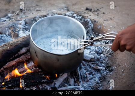 Tè Desi chai nel villaggio dell'india Foto Stock