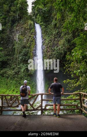 Due turisti che guardano alla cascata la Fortuna in Costa Rica Foto Stock