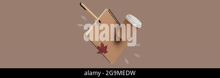 Office fornisce cancelleria levitate su sfondo beige Business layout creativo Foto Stock