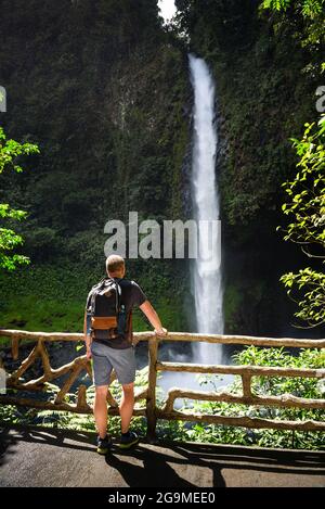 Turista che guarda alla cascata la Fortuna in Costa Rica Foto Stock