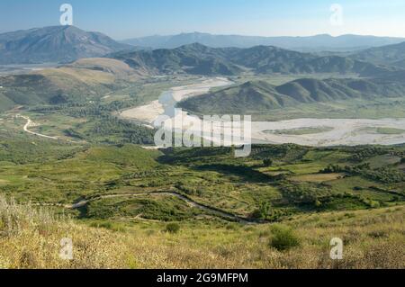 La valle Vjosa fiume dalle antiche rovine di Byllis, Albania Foto Stock