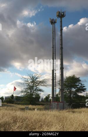 Torre cellulare di GSM operatore in una giornata nuvolosa a campo Turchia Foto Stock