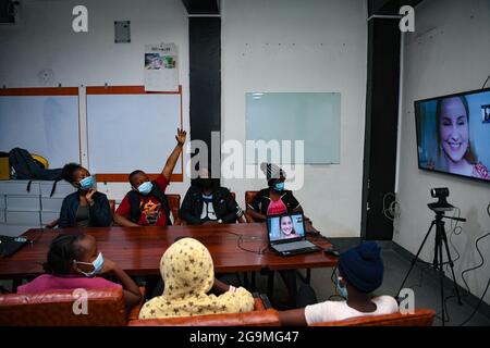 (210727) -- NAIROBI, 27 luglio 2021 (Xinhua) -- Levin Chama (2° L, indietro), un ragazzo di 11 anni, alza la mano per rispondere a una domanda durante una classe attraverso una videoconferenza a Konnect Hub a Githurai 44, una comunità a medio-basso reddito alla periferia di Nairobi, Kenya, 24 luglio 2021. PER ANDARE CON 'caratteristica: Cinese-finanziato e-School illumina i bambini africani underprivileged' (Xinhua/li Yan) Foto Stock