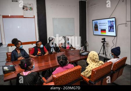 (210727) -- NAIROBI, 27 luglio 2021 (Xinhua) -- Levin Chama (2° L, indietro), un ragazzo di 11 anni, frequenta una lezione tenuta da Laura Klein, studente universitario tedesco, attraverso videoconferenze con i suoi compagni di classe al Konnect Hub di Githurai 44, una comunità a medio-basso reddito alla periferia di Nairobi, Kenya, il 24 luglio 2021. PER ANDARE CON 'caratteristica: Cinese-finanziato e-School illumina i bambini africani underprivileged' (Xinhua/li Yan) Foto Stock