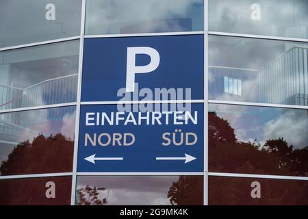 Kiel Hotspot für Kreuzfahrten in die Ostsee Hinweisschild an der Glasvassade des terminal am Ostseekai auf Parkplätze für die anreisenden Passagiere Foto Stock