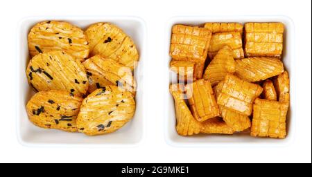 Sensbei, cracker di riso giapponesi in ciotole quadrate bianche. Anche snack sembei, croccanti, a misura di bocconcino, salati in varie forme e dimensioni. Foto Stock