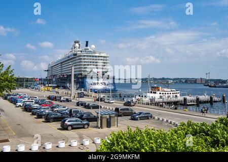 Kiel Hotspot für Kreuzfahrten in die Ostsee am Kieler Ostseekai das Kreuzfahrtschiff Mein Schiff 6 vor dem Auslaufen Foto Stock