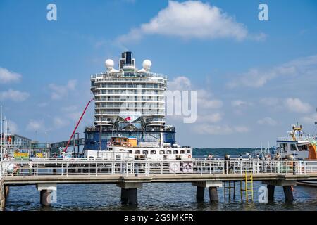 Kiel Hotspot für Kreuzfahrten in die Ostsee am Kieler Ostseekai das Kreuzfahrtschiff Mein Schiff 6 vor dem Auslaufen Foto Stock