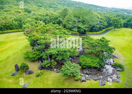 Bellissimo giardino Zen Forrest al Yakushima Iwasaki Hotel, Isola di Yakushima, Giappone il 17 settembre 2016 Foto Stock