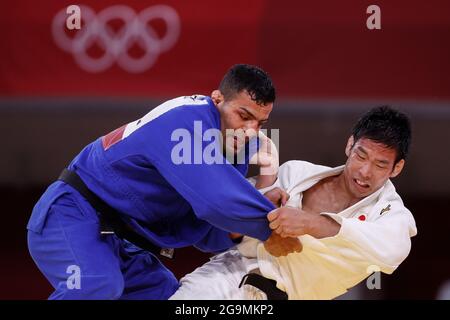 27 luglio 2021, Giappone, Tokio: Judo: Olympia, - 81 kg, uomini, Finale a Nippon Budokan. Takanori Nagase dal Giappone contro Saeid Mollaei (blu) Mongolia. Foto: Oliver Weiken/dpa Foto Stock