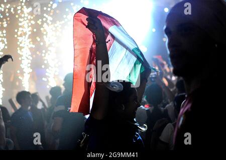 I tifosi italiani festeggiano in Piazza del Popolo a Roma, dopo la vittoria dell'Italia sull'Inghilterra ai Campionati europei di calcio 2020. Foto Stock