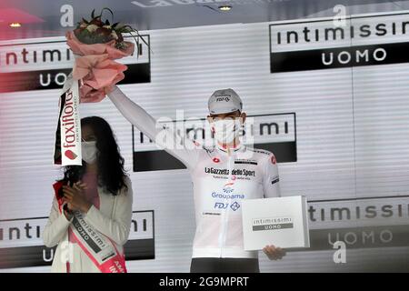 Valter Attila ciclista del team Groupama-FDJ, vincitore della maglia bianca al numero 8 di tappa del giro d'italia 104, Foggia - Sanframondi Guard of 1 Foto Stock