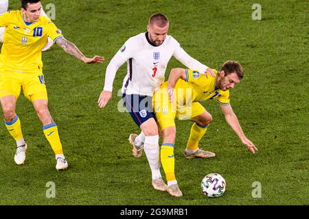 Roma, Italia - 03 luglio: Luca Shaw d'Inghilterra (C) lotta per la palla con Oleksandr Karavaiev d'Ucraina (R) durante il Campionato UEFA Euro 2020 Qu Foto Stock