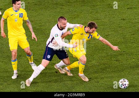 Roma, Italia - 03 luglio: Luca Shaw d'Inghilterra (C) lotta per la palla con Oleksandr Karavaiev d'Ucraina (R) durante il Campionato UEFA Euro 2020 Qu Foto Stock