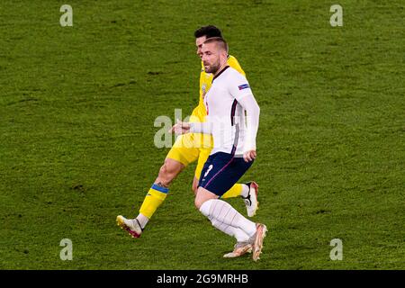 Roma, Italia - 03 luglio: Luke Shaw of England (R) in azione durante il quarto incontro finale del Campionato UEFA Euro 2020 tra Ucraina e Inghilterra a OL Foto Stock