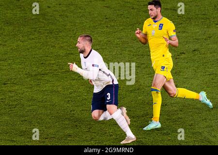 Roma, Italia - 03 luglio: Luke Shaw of England (L) e Roman Yaremchuk of Ukraine (R) corrono in campo durante il Campionato UEFA Euro 2020 Quarter-fi Foto Stock