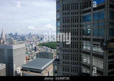 Tokyo, Giappone. 16 luglio 2021. Vista della Torre del Parco Shinjuku dall'edificio governativo metropolitano di Tokyo nel quartiere di Shinjuku, Tokyo. (Foto di James Matsumoto/SOPA Images/Sipa USA) Credit: Sipa USA/Alamy Live News Foto Stock