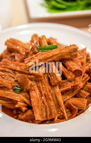 Un delizioso piatto cinese, maiale brasato con yuba Foto Stock