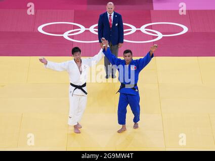 Tokyo, Giappone. 27 luglio 2021. Takanori Nagase (L) del Giappone e Saeid Mollaei della Mongolia reagiscono dopo la finale di 81 kg dei JUDO MEN ai Giochi Olimpici di Tokyo 2020 a Tokyo, Giappone, il 27 luglio 2021. Credit: Liu Dawei/Xinhua/Alamy Live News Foto Stock