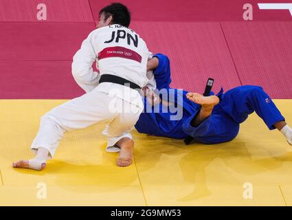 Tokyo, Giappone. 27 luglio 2021. Takanori Nagase (L) del Giappone compete con Saeid Mollaei della Mongolia durante la finale di 81 kg di JUDO MEN ai Giochi Olimpici di Tokyo 2020 a Tokyo, Giappone, il 27 luglio 2021. Credit: Liu Dawei/Xinhua/Alamy Live News Foto Stock