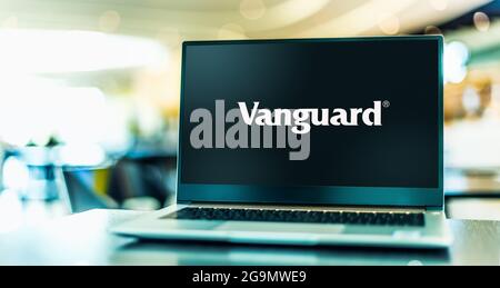 POZNAN, POL - 3 LUGLIO 2021: Computer portatile che visualizza il logo del Vanguard Group, Inc., un consulente americano di investimento registrato con sede a Malvern, PE Foto Stock
