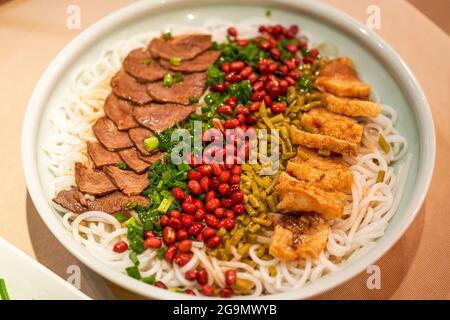 Un piatto speciale da Guangxi, Cina, spaghetti di riso Guilin, spaghetti di riso freddo Foto Stock