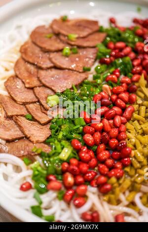 Un piatto speciale da Guangxi, Cina, spaghetti di riso Guilin, spaghetti di riso freddo Foto Stock