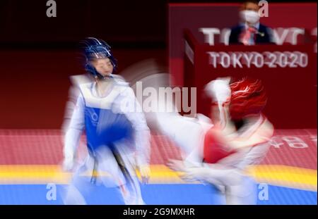 Dabin LEE (KOR), sinistra, vs. Aminata Charlene TRAORE (CIV), azione, offuscata, Dabin LEE (KOR), blu, Contro Aminata Charlene TRAORE (CIV), rosso, 17:13, Taekwondo donne + 67kg , 1/8 finale, Donne + 67kg Round del 16, il 27 luglio 2021 Olimpiadi estive 2020, dal 23 luglio. - 08.08.2021 a Tokyo / Giappone. Foto Stock