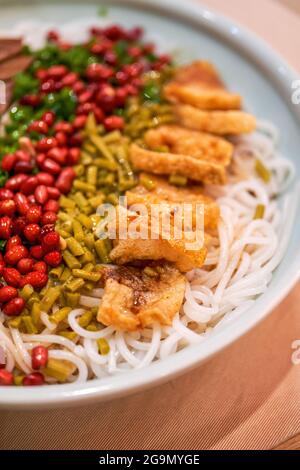 Un piatto speciale da Guangxi, Cina, spaghetti di riso Guilin, spaghetti di riso freddo Foto Stock