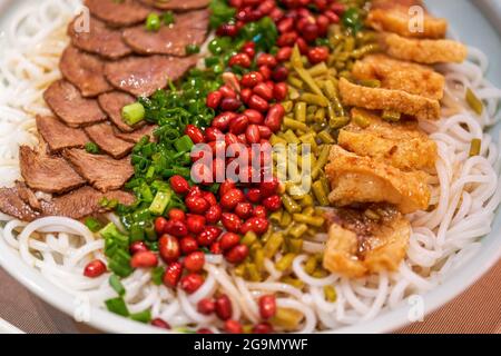 Un piatto speciale da Guangxi, Cina, spaghetti di riso Guilin, spaghetti di riso freddo Foto Stock