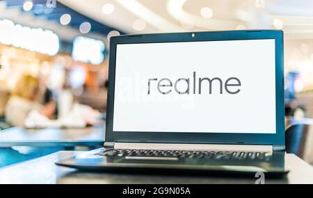 POZNAN, POL - 10 LUGLIO 2021: Computer portatile con il logo di realme, un produttore cinese di smartphone con sede a Shenzhen Foto Stock