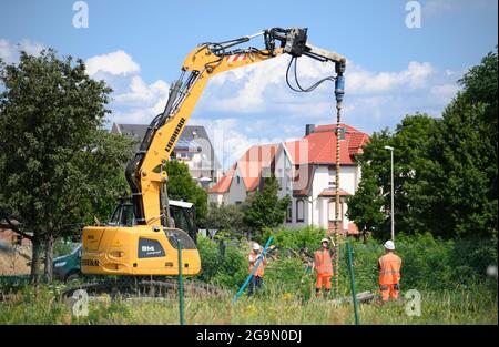 Cottbus, Germania. 27 luglio 2021. I lavoratori esaminano il futuro sito di costruzione del nuovo impianto DI manutenzione DEL GHIACCIO per le munizioni della seconda guerra mondiale durante un'esplorazione profonda. In precedenza, il consiglio di amministrazione e i rappresentanti politici avevano annunciato che, grazie a un nuovo concetto di preparazione alla costruzione, la costruzione potrebbe iniziare già nel 2022 e i primi TRENI ICE potrebbero essere serviti qui dal 2024. Credit: Soeren Stache/dpa-Zentralild/dpa/Alamy Live News Foto Stock