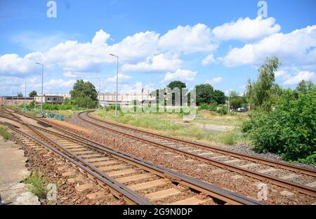 Cottbus, Germania. 27 luglio 2021. Il futuro sito di costruzione del nuovo impianto DI manutenzione DEL GHIACCIO sullo sfondo del vecchio impianto (r). In precedenza, il consiglio di amministrazione e i rappresentanti politici della Deutsche Bahn avevano annunciato che, grazie a un nuovo concetto di preparazione della costruzione, la costruzione poteva iniziare già nel 2022 e i primi TRENI ICE potevano essere serviti qui dal 2024. Credit: Soeren Stache/dpa-Zentralild/dpa/Alamy Live News Foto Stock