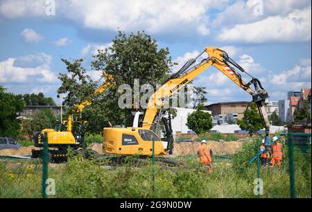 Cottbus, Germania. 27 luglio 2021. I lavoratori esaminano il futuro sito di costruzione del nuovo impianto DI manutenzione DEL GHIACCIO per le munizioni della seconda guerra mondiale durante un'esplorazione profonda. In precedenza, il consiglio di amministrazione e i rappresentanti politici avevano annunciato che, grazie a un nuovo concetto di preparazione alla costruzione, la costruzione potrebbe iniziare già nel 2022 e i primi TRENI ICE potrebbero essere serviti qui dal 2024. Credit: Soeren Stache/dpa-Zentralild/dpa/Alamy Live News Foto Stock