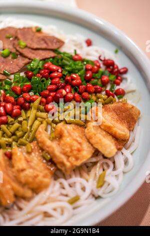 Un piatto speciale da Guangxi, Cina, spaghetti di riso Guilin, spaghetti di riso freddo Foto Stock