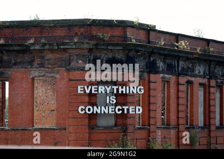 Installazione artistica di Peter Liversisge su un edificio in delitto a Manchester vicino alla stazione Piccadily Foto Stock