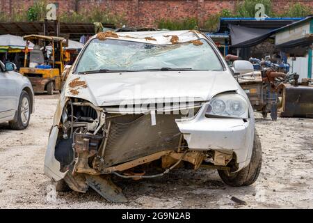 Un'auto si è schiantata e rottamata in un deposito di rottami di auto Foto Stock