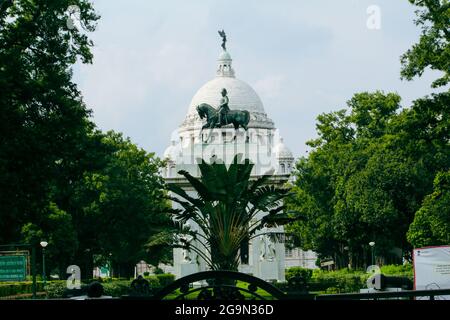 KOLKATA, INDIA - 10 luglio 2021: Una vista del Victoria Memorial Gardens con il Re Edward VII Arch, India Foto Stock