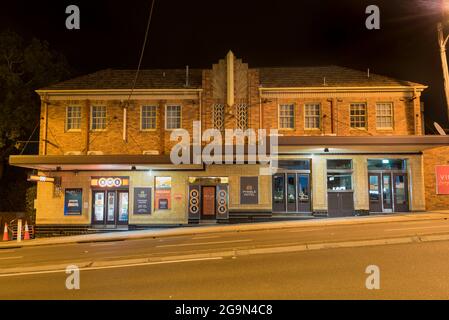 Il Pymble Pub (Hotel), costruito nel 1936 e in stile Art Deco, si trova sulla Pacific Highway ed è un buon esempio del design alberghiero degli anni '30. Architetto sconosciuto Foto Stock