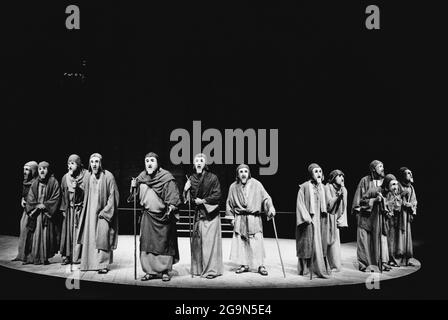 Chorus of the Old Men of Argos in THE ORETEIA di Aeschylus al Teatro Olivier, National Theatre (NT), Londra SE1 28/11/1981 in una versione di Tony Harrison design: Jocelyn Herbert assistito da sue Jenkinson illuminazione: John Bury Movement: Stuart Hopps regista: Peter Hall Foto Stock