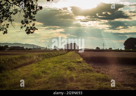 Un cielo drammatico con sole e nuvole Foto Stock