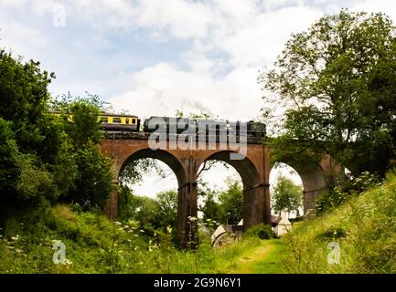 SR 34027 Taw Valley una locomotiva a vapore di classe occidentale che si dirige sopra il viadotto a Daniel Mill sulla Severn Valley Railway Shropshire Foto Stock