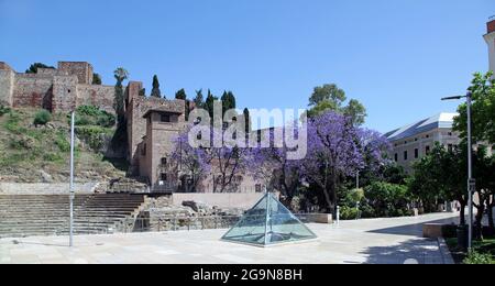 Pirámide de Cristal, Teatro Romano e l'Alcazaba in Calle Alcazabilla a Malaga Spain.Piletas de Garum piramide; piramide di vetro in Calle Alcazabilla che protegge la Piletas de Garum romana (bacini del Garum).at the right;il Museo di Malaga / Real Academia de Bellas Artes de San Telmo. Foto Stock