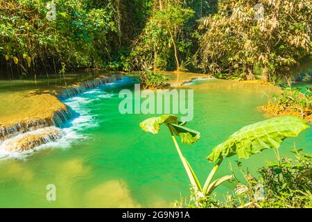 Le cascate più belle del mondo, la cascata turchese Kuang si a Luang Prabang Laos. Foto Stock