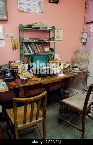 Ricreazione di garage al 1950 `s Museum, Denbigh Foto Stock