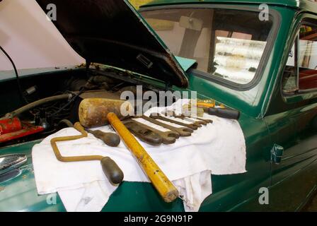 Ricreazione di garage al 1950 `s Museum, Denbigh Foto Stock