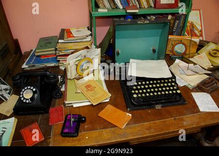 Ricreazione di garage al 1950 `s Museum, Denbigh Foto Stock